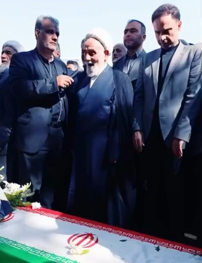 اقامه نماز ناطق نوری بر پیکر برادرش