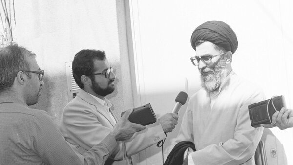 تصاویری از رهبر شهید انقلاب مقابل منزل مسکونی‌شان در جریان مراجعه مأموران سرشماری