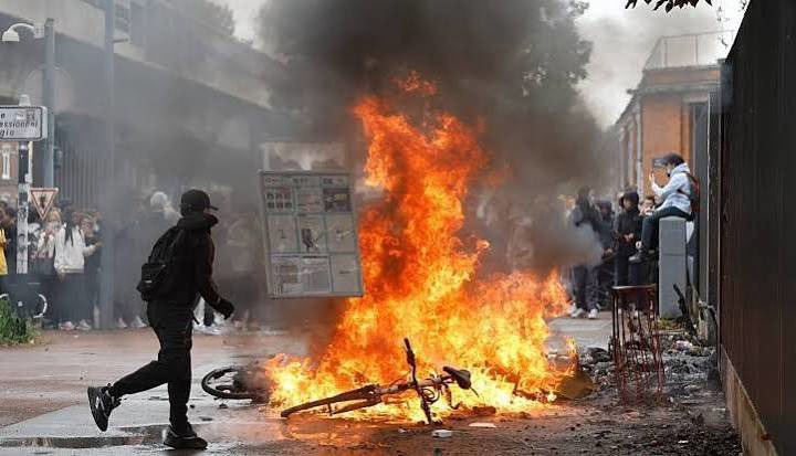 دانش آموزان فرانسوی ورودی مدارس را مسدود کردند، پلیس به آتش کشید!