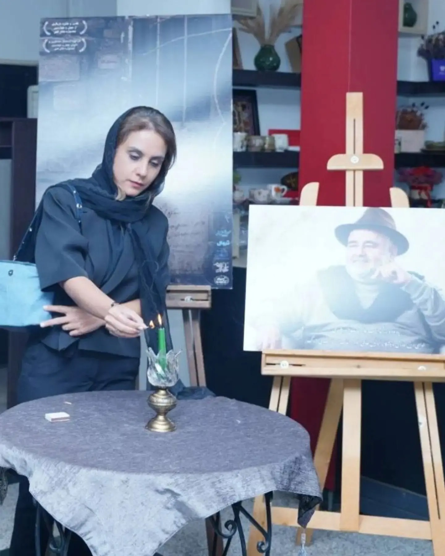 المیرا عبدی شمع یادبود پدرش را روشن کرد